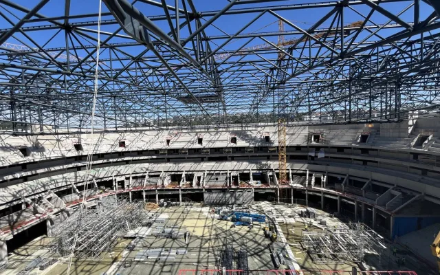 Dělníci dokončili hrubou stavbu Areny Brno. Střechu zdobí májka pro štěstí