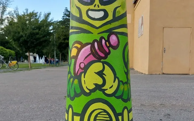 Židenice se mění v galerii. Známé popkulturní postavičky zdobí sloupky kolem školy