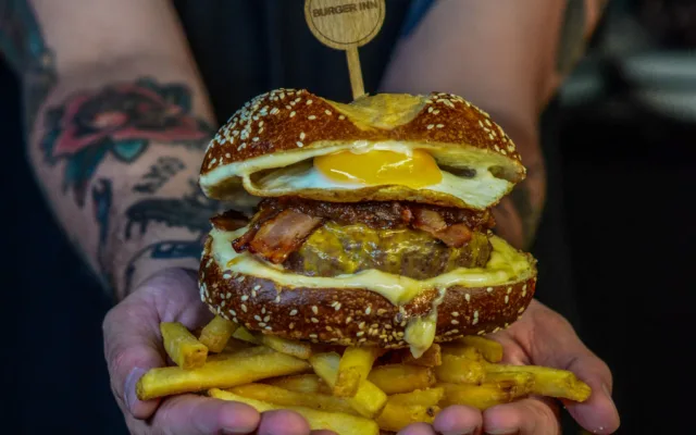 Burger Inn otevřel novou pobočku na Mendláku. Burgery, které tě vystřelí z trenek, teď najdeš i u šaliny