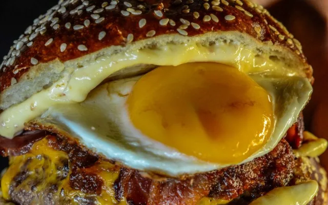 Burger Inn otevřel novou pobočku na Mendláku. Burgery, které tě vystřelí z trenek, teď najdeš i u šaliny