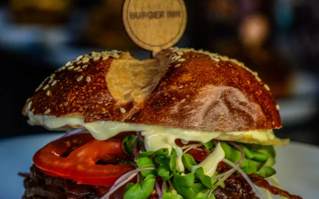 Burger Inn otevřel novou pobočku na Mendláku. Burgery, které tě vystřelí z trenek, teď najdeš i u šaliny