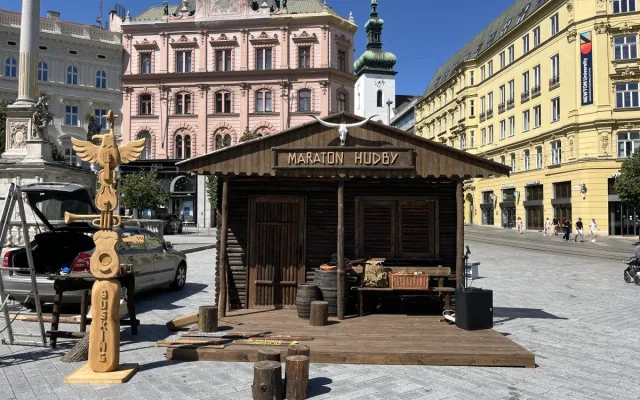 Koncert v ordinaci, na záchodě nebo ve srubu. Hudební festival proměnil Brno v jednu velkou scénu