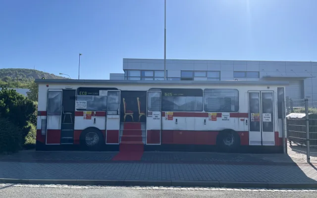 FOTO: Autobus, který nikam neodjede. Trafostanici v Brně proměnili v umělecké dílo