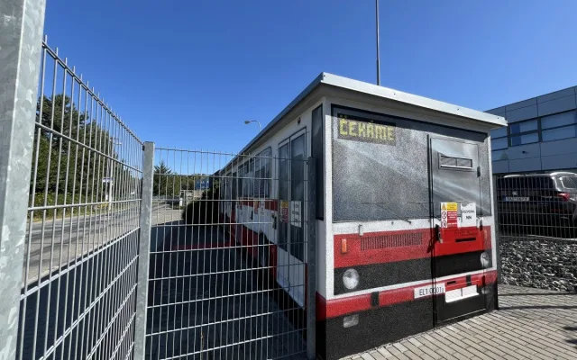 FOTO: Autobus, který nikam neodjede. Trafostanici v Brně proměnili v umělecké dílo