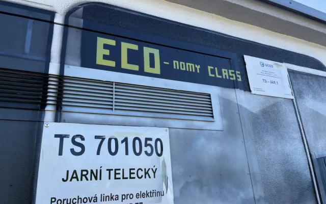 FOTO: Autobus, který nikam neodjede. Trafostanici v Brně proměnili v umělecké dílo