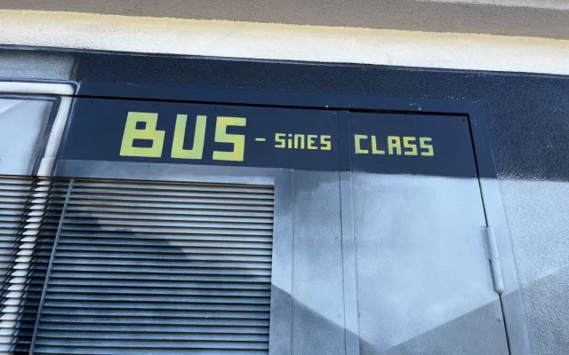 FOTO: Autobus, který nikam neodjede. Trafostanici v Brně proměnili v umělecké dílo
