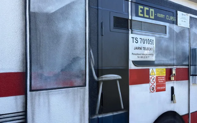 FOTO: Autobus, který nikam neodjede. Trafostanici v Brně proměnili v umělecké dílo