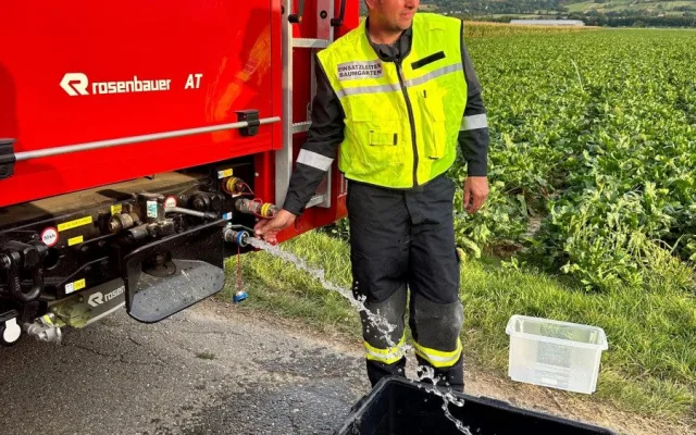 Emilovi v Rakousku asistovali hasiči, prý kulhá. Lidé mají o losa obavy