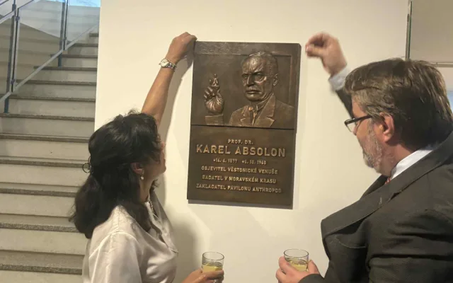 Badatel Absolon založil Anthropos a zařídil mamuta. Dostal novou pamětní desku