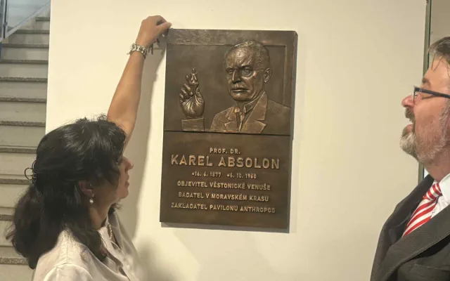 Badatel Absolon založil Anthropos a zařídil mamuta. Dostal novou pamětní desku