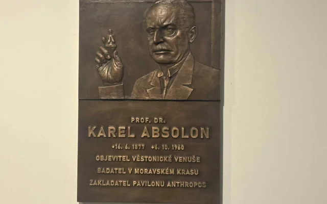 Badatel Absolon založil Anthropos a zařídil mamuta. Dostal novou pamětní desku
