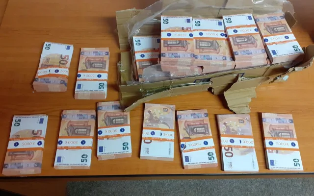 VIDEO: Při kontrole na dálnici u Brna našli celníci balík padělaných eurobankovek