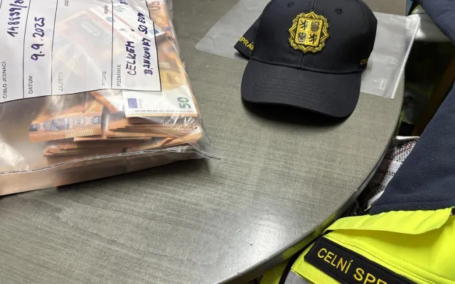 VIDEO: Při kontrole na dálnici u Brna našli celníci balík padělaných eurobankovek