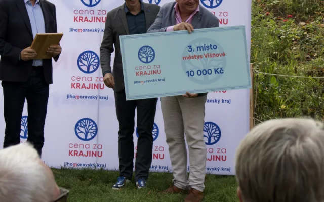 Třetí ročník jihomoravské Ceny za krajinu ovládla výsadba v obci Vedrovice