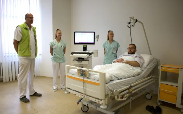 Možnost operovat na druhém konci světa, to slibuje telechirurgie