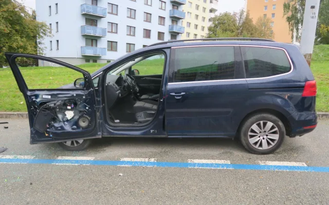 Neznámý řidič v Brně srazil muže nastupujícího do auta a ujel. Policisté hledají svědky