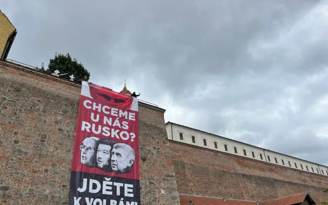 Chceme u nás Rusko? Aktivisté v Brně vyvěsili plakát s Putinem a českými politiky