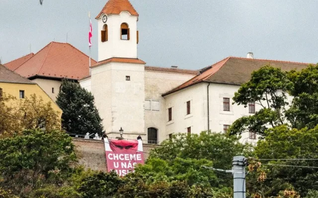 Chceme u nás Rusko? Aktivisté v Brně vyvěsili plakát s Putinem a českými politiky