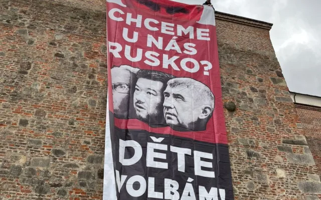 Chceme u nás Rusko? Aktivisté v Brně vyvěsili plakát s Putinem a českými politiky