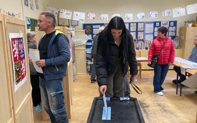 Začíná druhý volební den. Lidé dnes zvolí nové poslance
