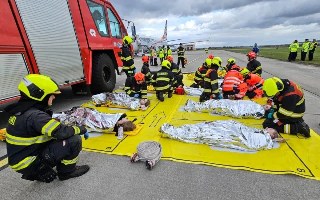 V Brně nouzově přistálo letadlo s desítkami zraněných. Šlo o cvičení