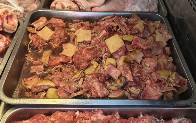 V brněnské tržnici znovu prodávali maso neznámého původu. Inspekce zabavila desítky kilo