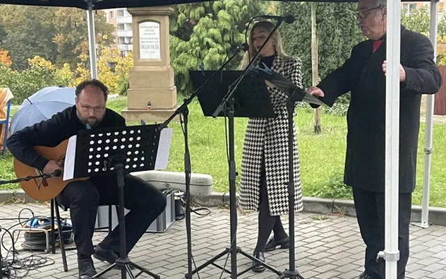 V Kohoutovicích instalovali neobvyklou lavičku ke 100. výročí skladatele Aloise Piňose