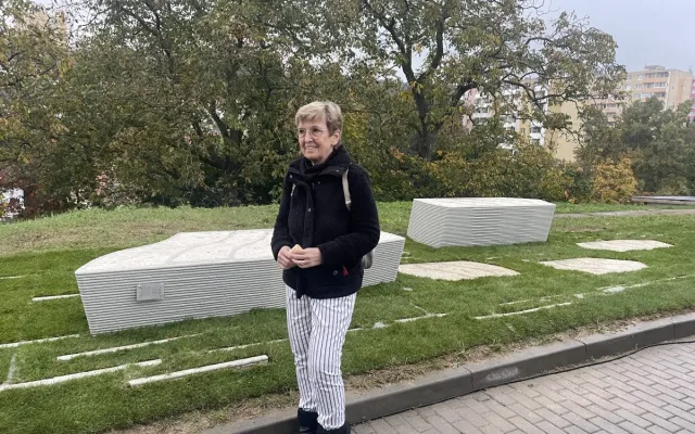 Ludmila Piňosová, manželka Aloise Piňose u nové lavičky