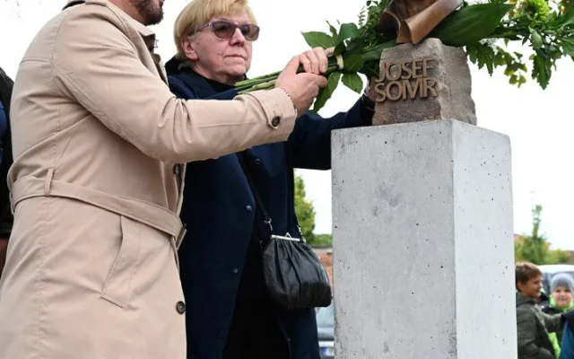 Rodné město vzdalo hold Josefu Somrovi. Na náměstí ve Vracově má svou bustu