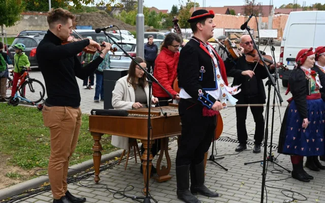 Rodné město vzdalo hold Josefu Somrovi. Na náměstí ve Vracově má svou bustu