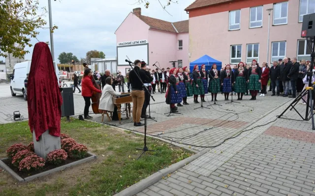 Rodné město vzdalo hold Josefu Somrovi. Na náměstí ve Vracově má svou bustu