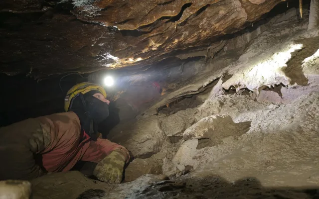 FOTO: Jeskyňáři našli v Moravském krasu novou chodbu, plazili se nánosy bahna