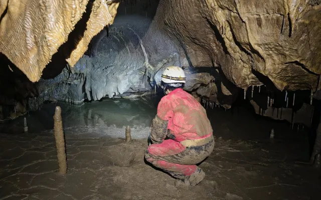 FOTO: Jeskyňáři našli v Moravském krasu novou chodbu, plazili se nánosy bahna