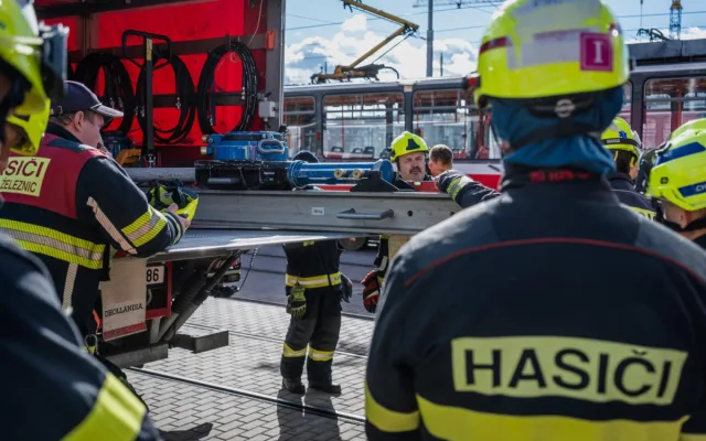 FOTO: Hasiči v Brně zvedali šaliny. Trénovali vyprošťování zaklíněných osob