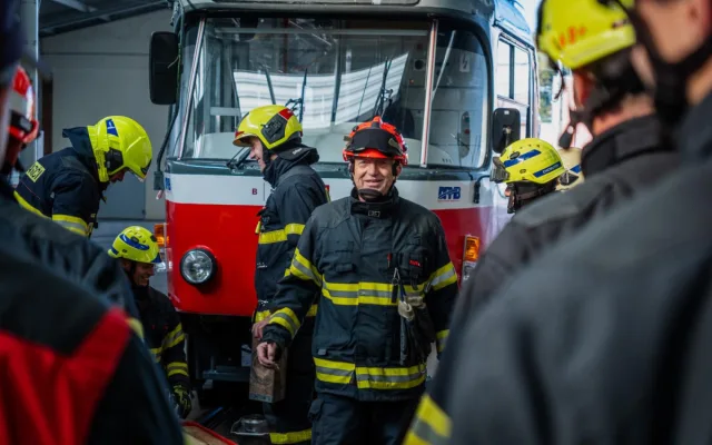 FOTO: Hasiči v Brně zvedali šaliny. Trénovali vyprošťování zaklíněných osob