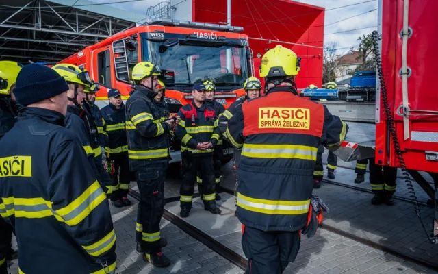 FOTO: Hasiči v Brně zvedali šaliny. Trénovali vyprošťování zaklíněných osob