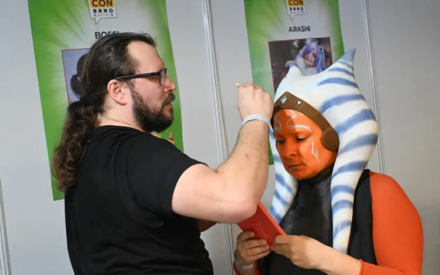Na akcích jako jsou české comic-cony pomáhá i profesionálním cosplayerům