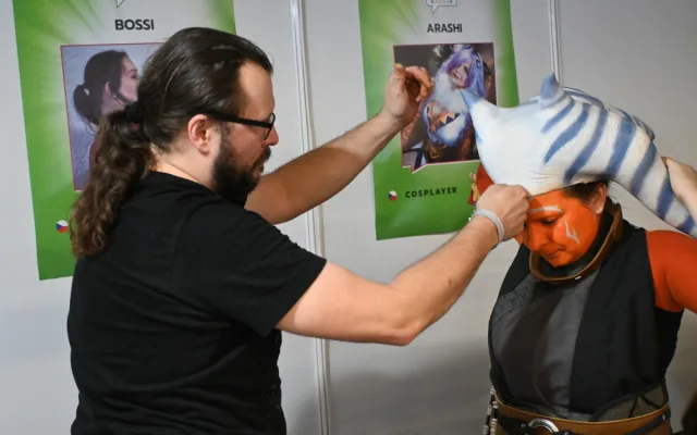 Na akcích jako jsou české comic-cony pomáhá i profesionálním cosplayerům