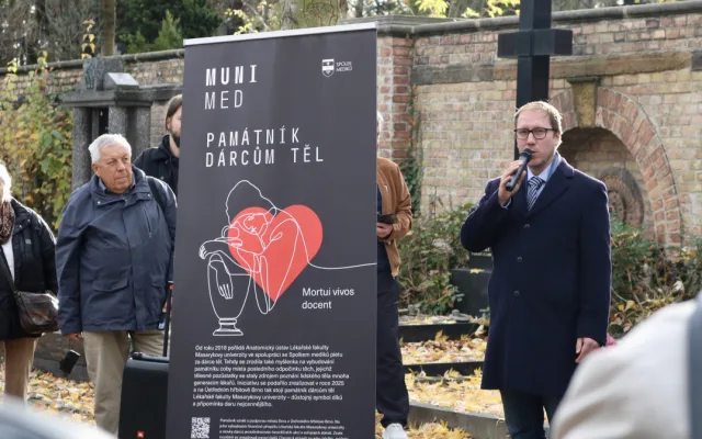 Anatomický ústav vybudoval památník dárcům těl, poskytne důstojnou vzpomínku pozůstalým