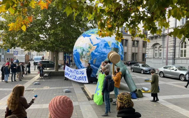 FOTO: V Brně se sešli příznivci Klimatické žaloby. Ústavní soud jejich stížnost zamítl