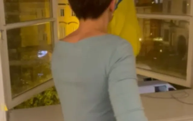 Okamura sundal vlajku Ukrajiny z budovy Sněmovny, Piráti, ODS i STAN už vyvěsili svoje