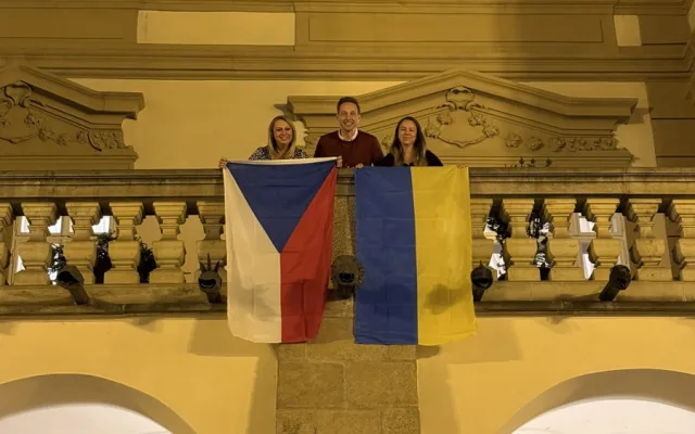 Okamura sundal vlajku Ukrajiny z budovy Sněmovny, Piráti, ODS i STAN už vyvěsili svoje