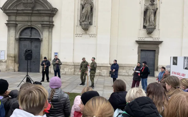 Lidé na Moravském náměstí v Brně zasadili vlčí máky jako symbol úcty k válečným veteránům