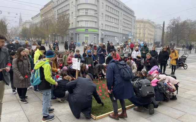 Lidé na Moravském náměstí v Brně zasadili vlčí máky jako symbol úcty k válečným veteránům