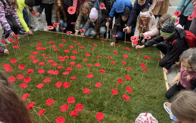 Lidé na Moravském náměstí v Brně zasadili vlčí máky jako symbol úcty k válečným veteránům