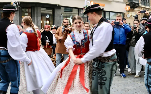 Lidé na náměstí Svobody koštují Svatomartinské víno, sešly se jich stovky