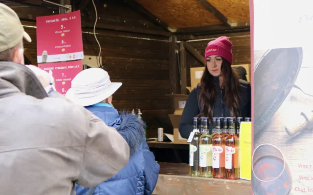 Lidé na náměstí Svobody koštují Svatomartinské víno, sešly se jich stovky