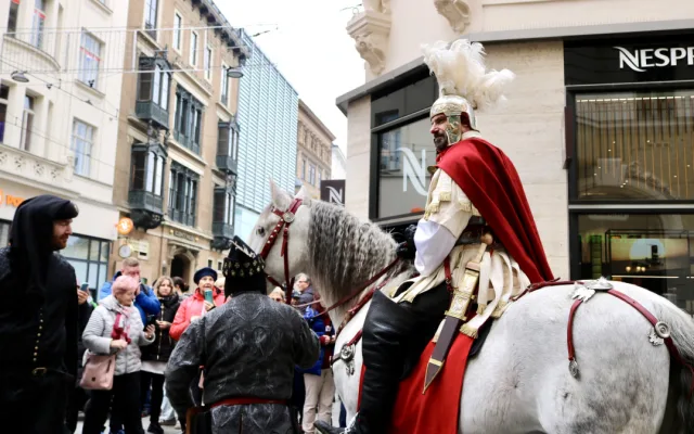 Lidé na náměstí Svobody koštují Svatomartinské víno, sešly se jich stovky