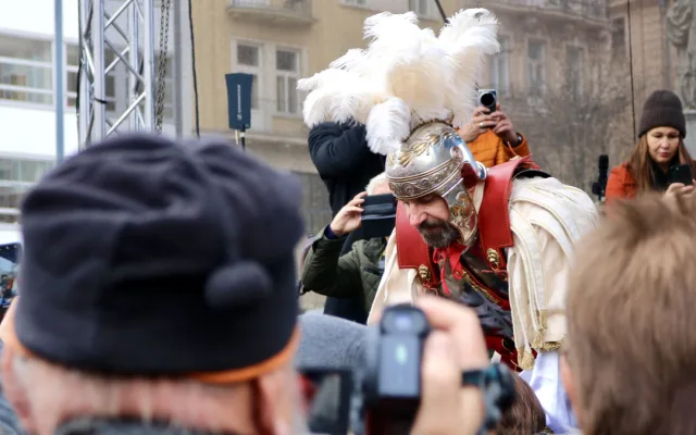 Lidé na náměstí Svobody koštují Svatomartinské víno, sešly se jich stovky