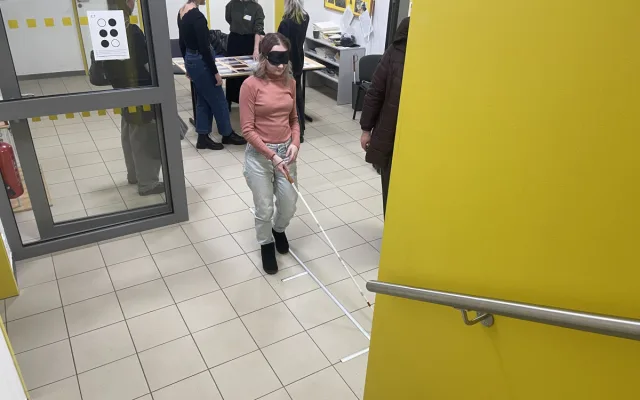 Nevidomí a jejich překážky. Lidé si mohli vyzkoušet život ve tmě